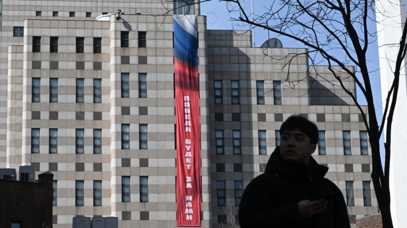 რუსეთის საელჩოს მოსთხოვეს სეულში გამოფენილი პროპაგანდისტული ტრანსპარანტის ჩამოხსნა