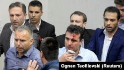 тепки жеген депутат Зоран Заев  