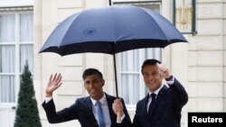 Британскиот премиер Риши Сунак и францускиот претседател Емануел Макрон во Париз