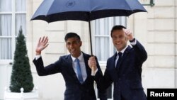 Rishi Sunak és Emmanuel Macron a párizsi Élysée-palotában tartott közös sajtótájékoztatójukat követően 2023. március 10-én