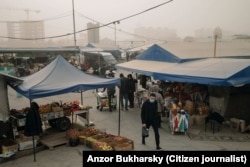 Ифлосланган ҳавода ниқоб тақиб юрган одамлар. Тошкент, 5 ноябрь, 2021 йил. Суратни Озодликка Анзор Бухарский тақдим этган.(Архив)