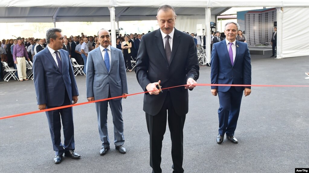Prezident İlham Əliyev jurnalistlər üçün tikilmiş növbəti binada mənzillərin paylanması mərasimində - 2017