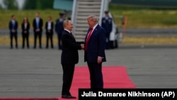 Путин и Тръмп стиснаха ръце след пристигането си в Аляска.
