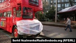 Двоповерховий автобус-кав’ярню «захистили» маскою на час карантину. Київ, 19 березня 2020 року