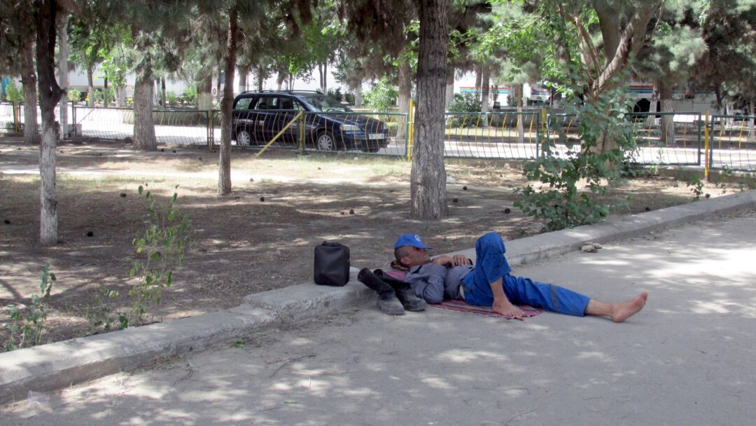 Шаш қысқарған жетілген ресейлік әйел бейнеленген порно Жігіттер мен трансвеститтер арасындағы онлайн секс