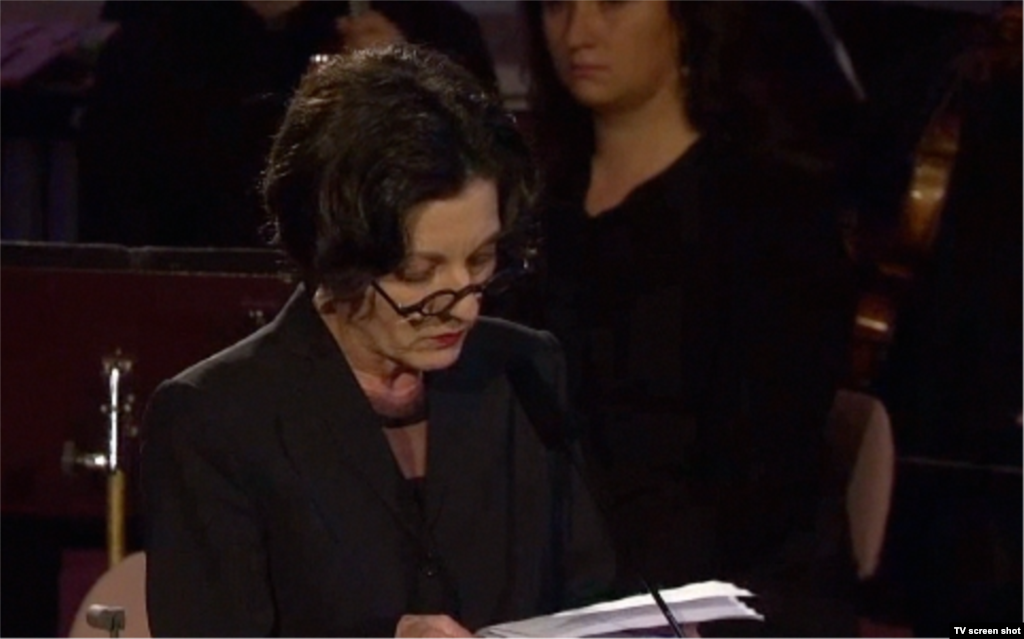 Scriitoarea Herta Müller, laureată a Premiului Nobel pentru Literatură, vorbind despre regimul Putin și încălcarea drepturilor omului în Rusia, la deschiderea concertului de la Berlin inițiat de violonistul și dirijorul Gidon Kremer (7 octombrie 2013).