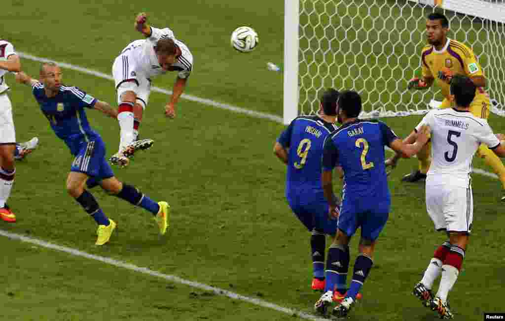 Germany's Benedikt Hoewede (2nd L) misses a chance to score during their 2014 World Cup final against Argentina at the Maracana stadium in Rio de Janeiro July 13, 2014