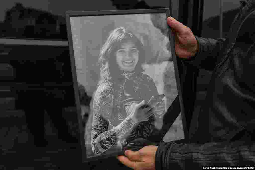 Мирослава Копча – художниця родом із Тернопільщини. Жила та навчалася у Львові. Їй тепер навічно 25-ть