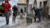 Ljudi uklanjaju blato nakon poplave u centru grada Hallein, Austrija, 18. jula 2021.