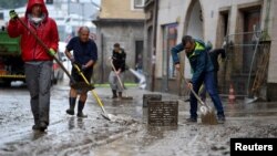 Чистење на местата по поплавите во Европа