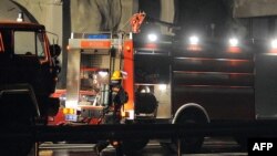 Vatrogasci na gašenju u fabrici "Prvi partizan" u Užicu, 4. septembra 2009.