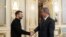 Украинанын президенти Владимир Зеленский Орусиянын Украинага чабуулдары улантылып жаткан маалда Жапониянын жаңы тышкы иштер министри Такэси Ивая мырза менен Киевде жолугушту. 2024-жылдын 16-ноябры.
