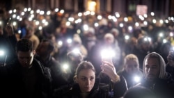 <div>BEOGRAD, SRBIJA, 24. januara - Demonstranti drže mobilne telefone sa upaljenim lampicama. <strong><a href="https://www.slobodnaevropa.org/a/beograd-srbija-protest-incident-automobil/33287784.html" target="_blank">Na protestima</a></strong>, koji se širom Srbije održavaju skoro tri mjeseca, traži se politička i krivična odgovornost za pogibiju 15 ljudi u padu nadstrešnice rekonstruisane Željezničke stanice u Novom Sadu, 1. novembra 2024.</div>
