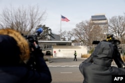 Журналісти зібралися біля місії Сполучених Штатів Америки в Женеві, 23 листопада 2025 року, перед обговоренням плану США щодо припинення війни РФ в Україні