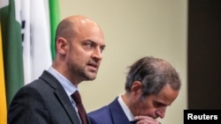 Ministri francez për Evropën dhe Punët e Jashtme, Jean-Noel Barrot, gjatë një deklarate për mediat jashtë Këshillit të Sigurimit në selinë e OKB-së, në Nju Jork, SHBA, më 28 prill 2025. 