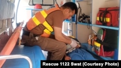 خيبر پښتونخوا کې د ژغورنې او مرستندويه چارو ادارې يو کارکوونکی په ټرافيکي پېښه کې د يو ژوبل تن درملنه کوي. انځور له ارشيفه