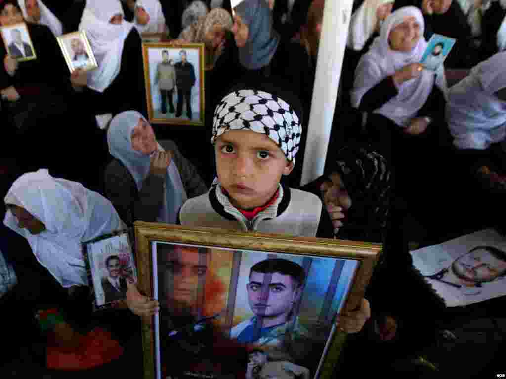 Palestina - Protest majki - Majke palestinskih zatvorenika koji se nalaze u izraelskom zatvoru protestirale su ispred organizacije Crvenog Križa u Gazi tražeći njihovo oslobodjenje.
