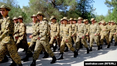 Әйел күйеуінің достарын күйеуінің көзінше трахает.