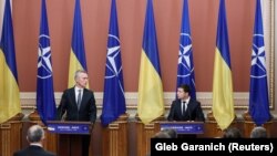 Volodymyr Zelenskiy və Jens Stoltenberg birgə mətbuat konfransı keçirirlər