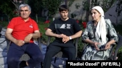 Сомон Маҳмадбеков бо падар ва модараш.
