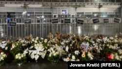 Cveće na Železničkoj stanici u Novom Sadu kada je obeleženo pet meseci od pada nadstrešnice, 1. aprila 2025.