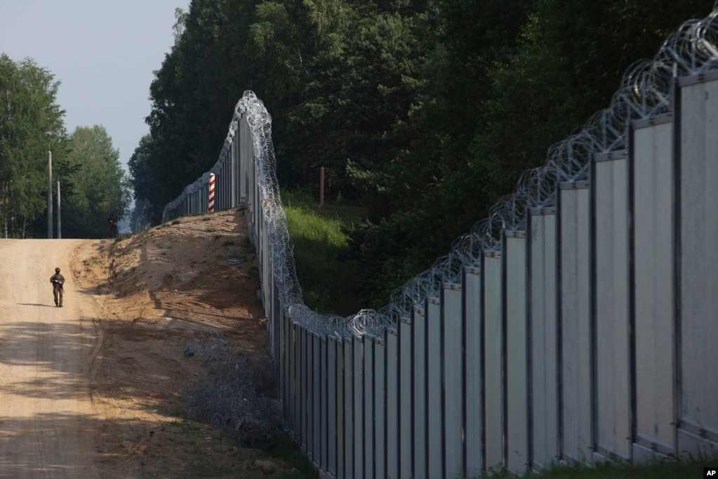 Rojet kufitare të Polonisë kanë dënuar sjelljen gjithnjë e më agresive të disa emigrantëve në anën Bjellorusia të kufirit. Polonia ka rifutur një zonë neutrale prej 200 metra pas sulmit ndaj ushtarit në kufi dhe tha se do të përdorë &quot;të gjitha mjetet në dispozicion&quot; për të mbrojtur kufirin e vendit të NATO-s.
