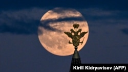 Hëna e plotë e fotografuar nga Sheshi i Kuq në Moskë më 2022. 