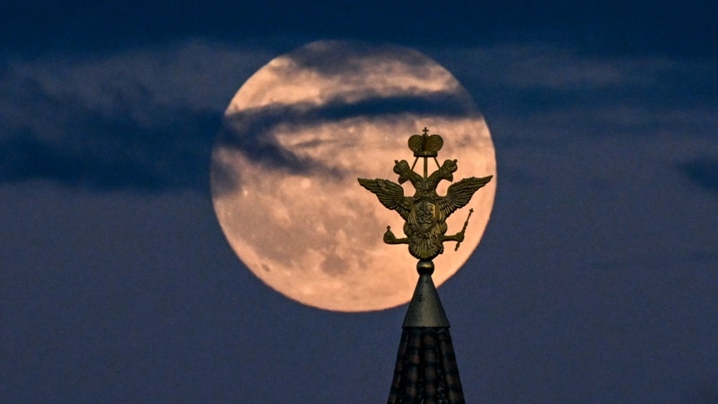 Rusia synon të ndërtojë një central bërthamor në Hënë