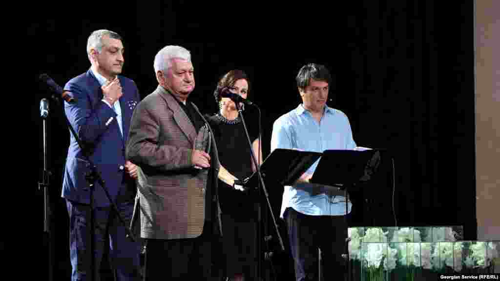 ქართულ ლიტერატურაში შეტანილი განსაკუთრებული წვლილისთვის "თი ბი სი" ბანკის პრეზიდენტმა მამუკა ხაზარაძემ "საბა" გადასცა მწერალ რეზო ჭეიშვილს. 