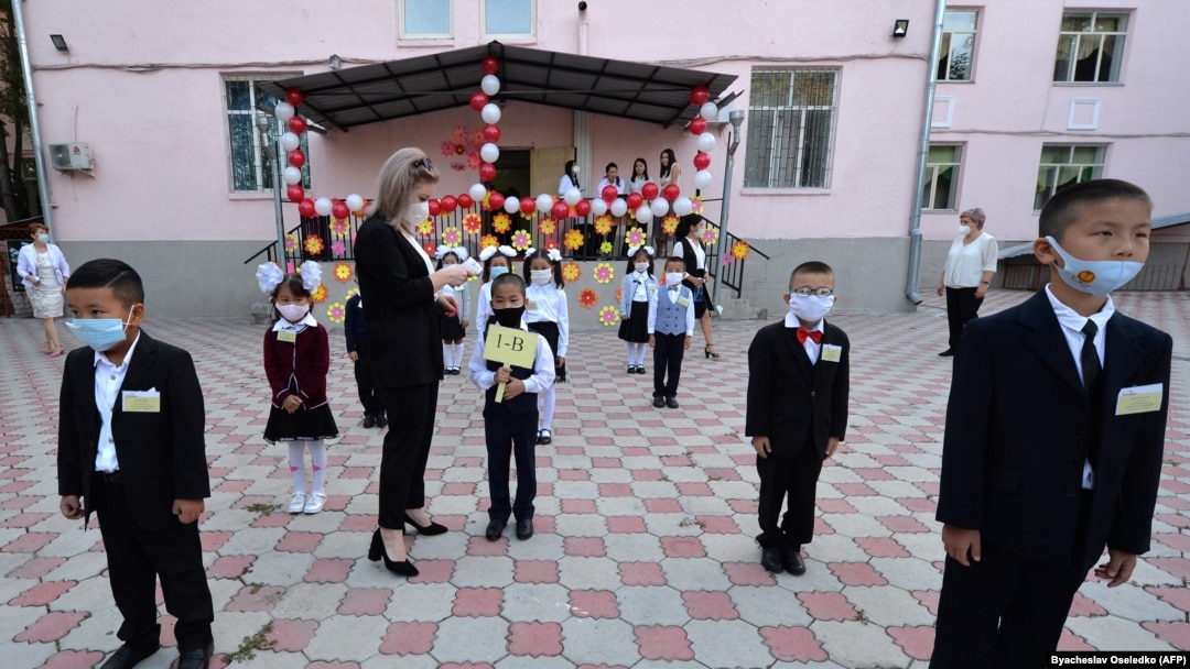 Пандемиядан улам быйыл Кыргызстанда биринчи класстар гана мектепте окуп жатышат. 1-сентябрь, 2020-жыл.