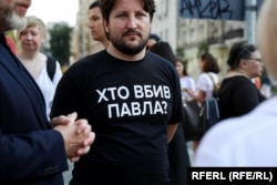 Журналіст «Української правди» Роман Романюк прийшов на акцію вшанування пам'яті у футболці з написом «Хто вбив Павла?»