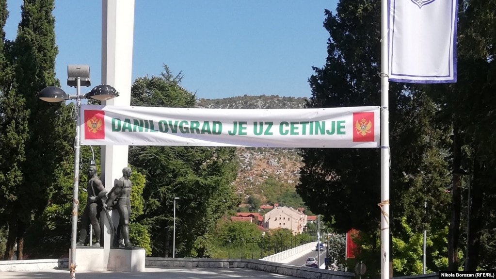 Transparent sa porukom "Danilovgrad je Cetinje" uoči ustoličenja mitropolita Srpske pravoslavne crkve Joanikija na Cetinju, u Danilovgradu (19. avgust 2021)