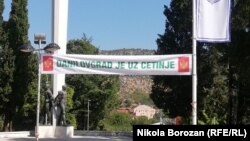 Transparent sa porukom "Danilovgrad je Cetinje" uoči ustoličenja mitropolita Srpske pravoslavne crkve Joanikija na Cetinju, u Danilovgradu (19. avgust 2021)