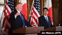 Президент США Дональд Трамп выступает на совместной пресс-конференции с премьер-министром Японии Синдзо Абэ во дворце Акасака.