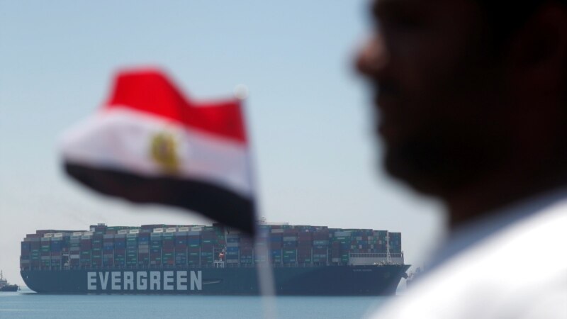 حملات حوثی‌ها در دریای سرخ درآمد مصر از کانال سوئز را نصف کرد