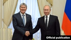 Президент Атамбаев орус мамлекет башчысы Путин менен. 17-ноябрь, 2017-жыл