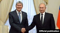 Qırğızıstanın keçmiş prezidenti Almazbek Atambaev (solda) və prezident Vladimir Putin