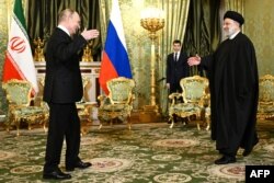 Володимир Путін (ліворуч) зустрічається з президентом Ірану Ібрагімом Раїсі. Москва, 7 грудня 2023 року
