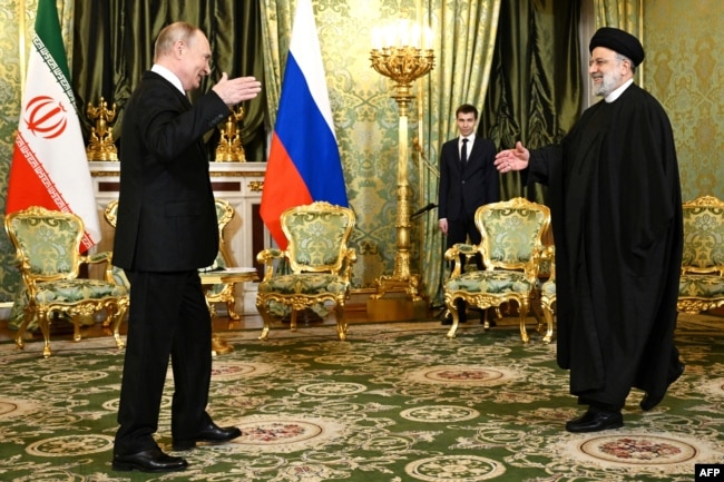 Первые секунды встречи Владимира Путина и Ибрахима Раиси в Кремле. 7 декабря 2023 года