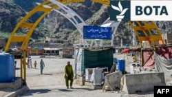 Qyteti i Torkhamit përgjatë kufirit të mbyllur Pakistan-Afganistan.