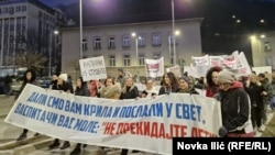 Detalj iz protestne šetnje u Užicu, na zapadu Srbije, 21. februar 2025.