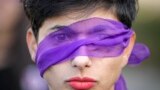 Аялдарга карата жасалган зордук-зомбулукка каршы &quot;Зөөкүр&quot; аталышындагы акцияга чыккан кыз. Бухарест.&nbsp;