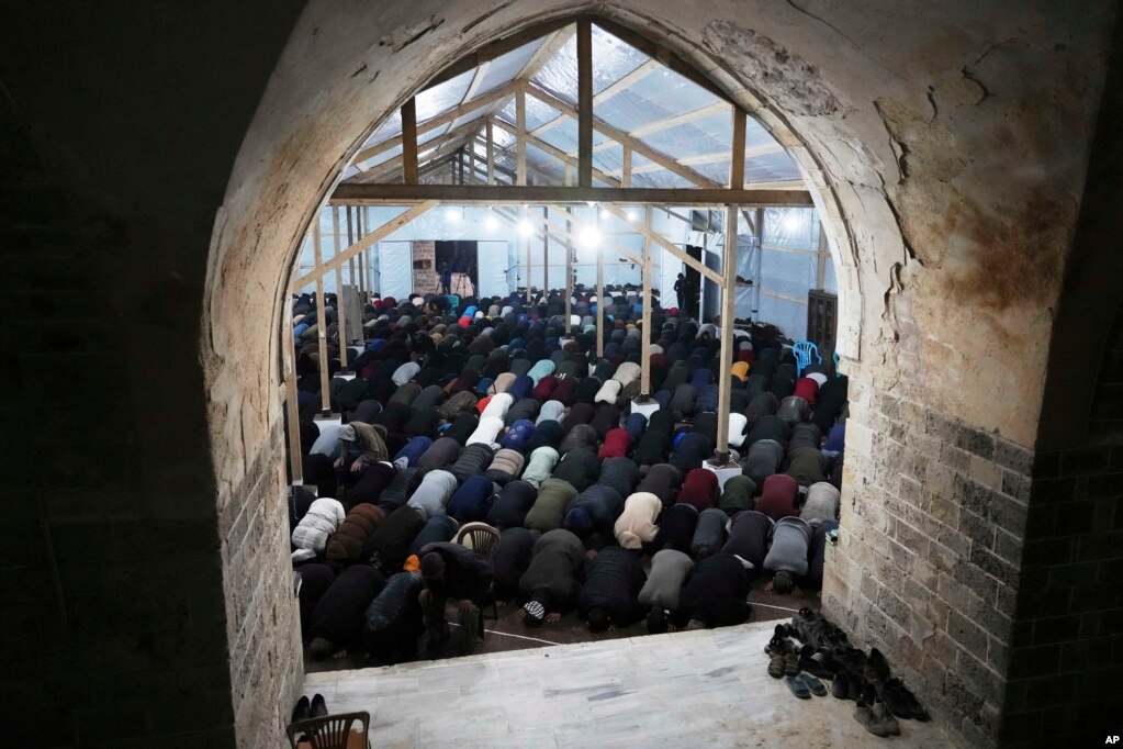 Palestinezët marrin pjesë në lutjet e taravisë në qytetin e Gazës.