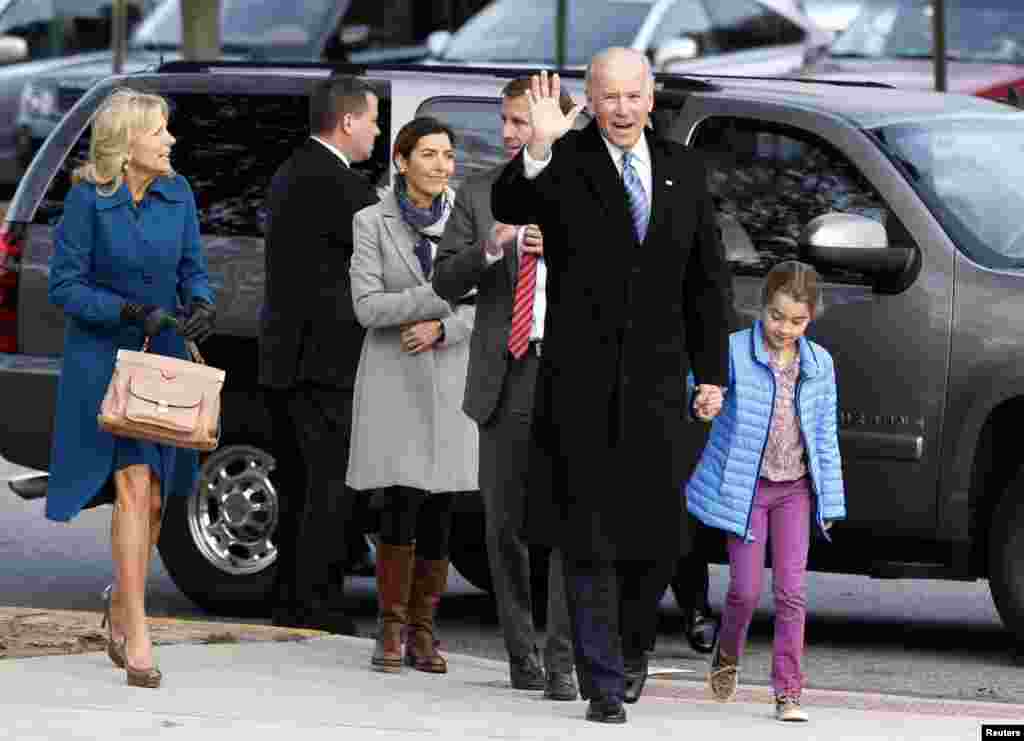 İndiki vitse-prezident Joe Biden xanımı və nəvəsi ilə səs verməyə gedir.