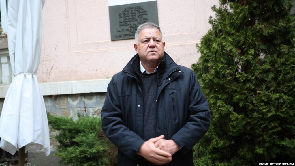 Бившият министър на отбраната Николай Ненчев пред паметната плоча на Никола Петков на ул. "Цар Шишман" в неделя. Ненчев е инициатор на това 21 февруари да бъде обявен за Ден на признателност към лицата, съпротивлявали се на нацизма в България. Това става с решение на Министерския съвет в края на 2016 г., но оттогава до днес денят не е отбелязван.