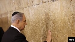 Benjamin Netanyahu seçkidən sonra ibadətdə