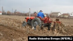 Земјоделец ора со трактор во близина на Битола. 