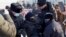 Мәскеуден шығысқа қарай 6100 километр жерде орналасқан Хабаросвкіде полиция митингіге шыққан кісіні ұстап жатыр.