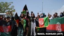  Afganistanci obilježavaju Dan nezavisnosti u Kabulu 19. avgusta 2021. sa nacionalnom zastavom, samo nekoliko dana nakon što su talibani zauzeli ovaj grad