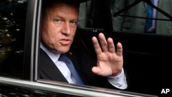 Președintele României, dl. Klaus Iohannis, și-a exprimat nemulțumirea față de modul în care autoritățile au gestionat campania de vaccinare. A convocat oficialii cu resposabilități în Sănătate la Cotroceni după săptămâni cu sute de morți zilnic și după un record de 574. 